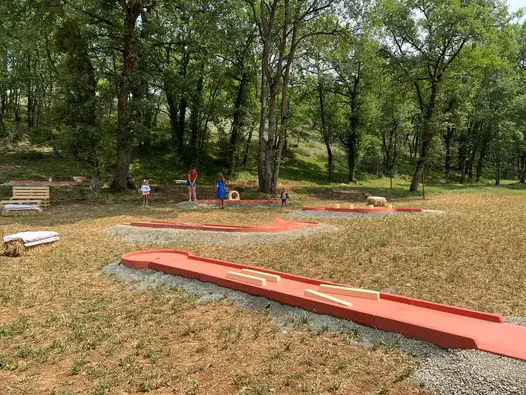 Vue sur l'ensemble du parcours du mini golf