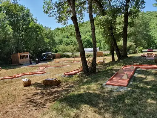 Vue d'ensemble du mini golf et de la buvette