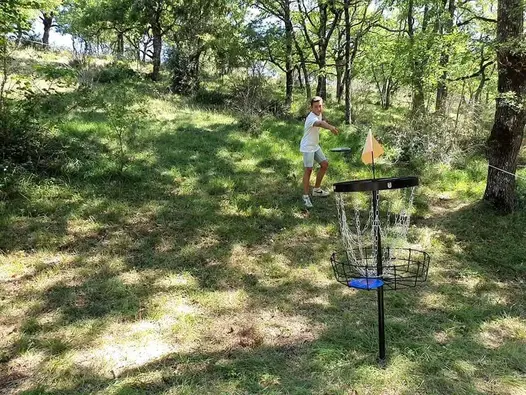 Vue sur le lancé du disc golf