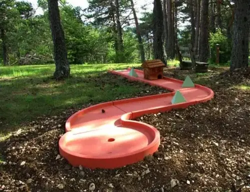 Véritable Mini-Golf 9 Trous pour s'amuser seul, en groupe ou en famille.